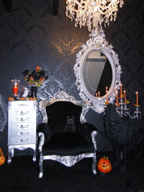 gotycki pokój - dekoracje na halloween - gotyckie meble i lustro w ramie