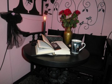 czarne poduszki czarna świeca gotycki styl